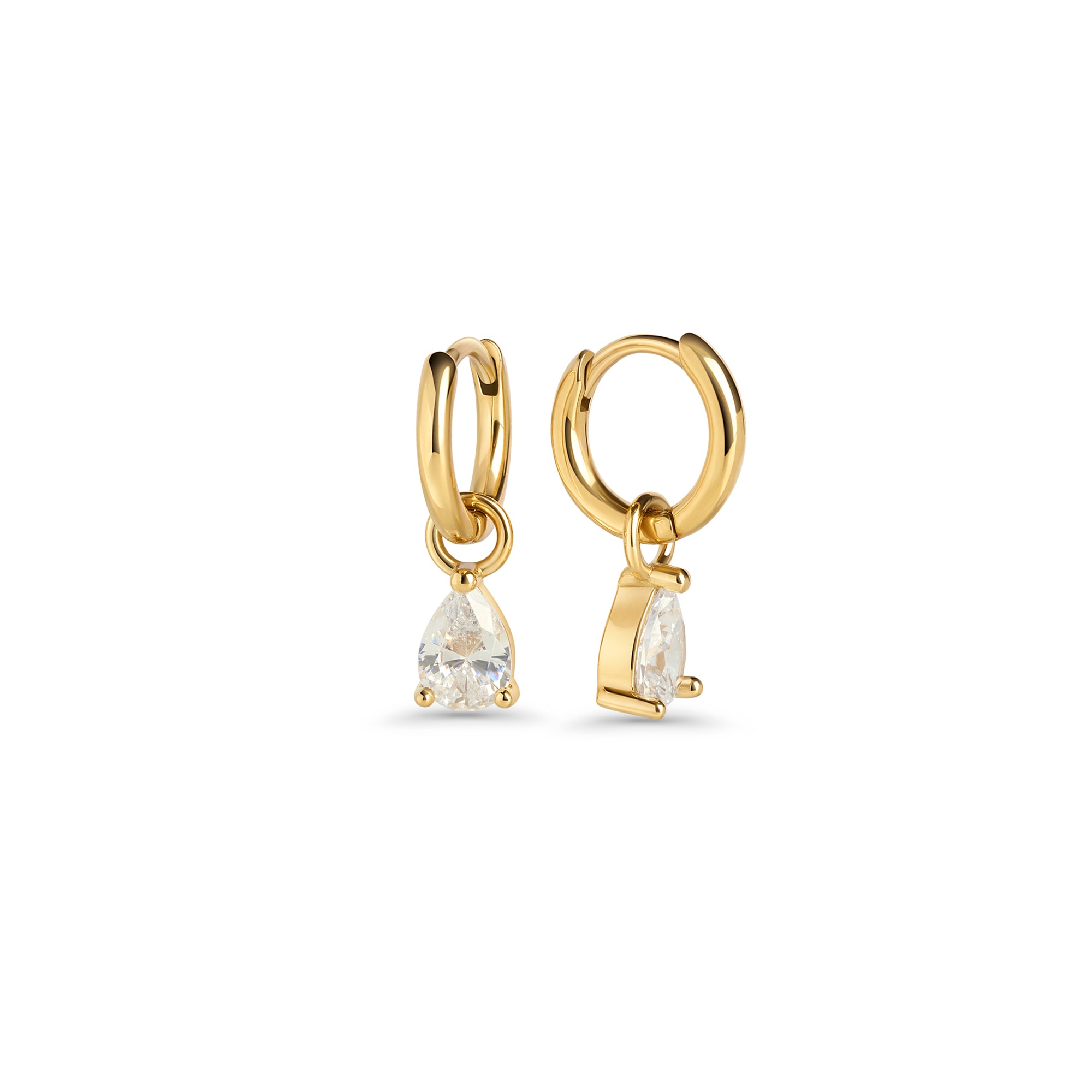 Gold hoop earrings with a pear-cut clear stone pendant on a white background. Nickel-free and waterproof jewelry by Mia Bijoux Canada.
Boucles d'oreilles anneaux dorées avec pendentif serti d'une pierre transparente taille poire sur fond blanc. Bijoux sans nickel et résistants à l'eau par Mia Bijoux Canada.