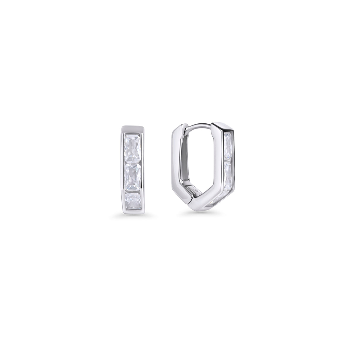 Silver angular hoop earrings set with baguette-cut clear stones on a white background. Nickel-free, waterproof & tarnish-resistant stainless steel earrings for sensitive skin.
Boucles d'oreilles anneaux argentées de forme angulaire serties de pierres transparentes taille baguette sur fond blanc. Boucles d'oreilles en acier inoxydable sans nickel, résistantes à l'eau et anti-ternissement pour peaux sensibles.