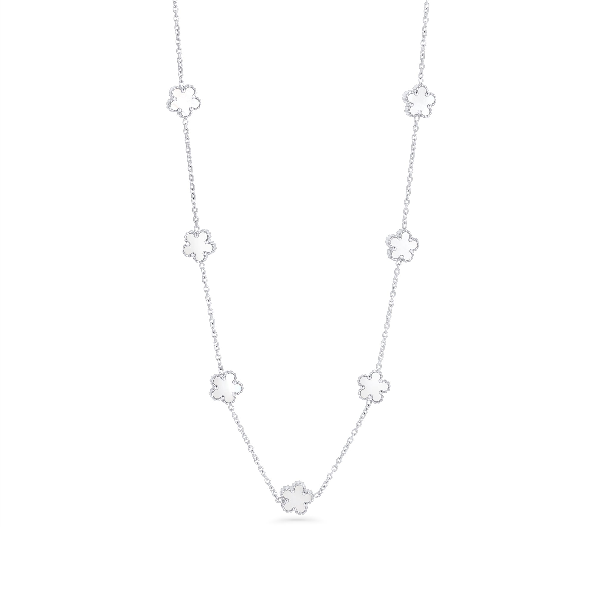 A silver chain necklace with white mother-of-pearl flower charms spaced along the chain, shown on a clean white background. Waterproof, stainless steel and allergy free. By MIAJWL.
Collier à chaîne argentée orné de fleurs blanches nacrées réparties le long de la chaîne, présenté sur fond blanc épuré. Résistant à l'eau, en acier inoxydable et hypoallergénique. Par MIAJWL.