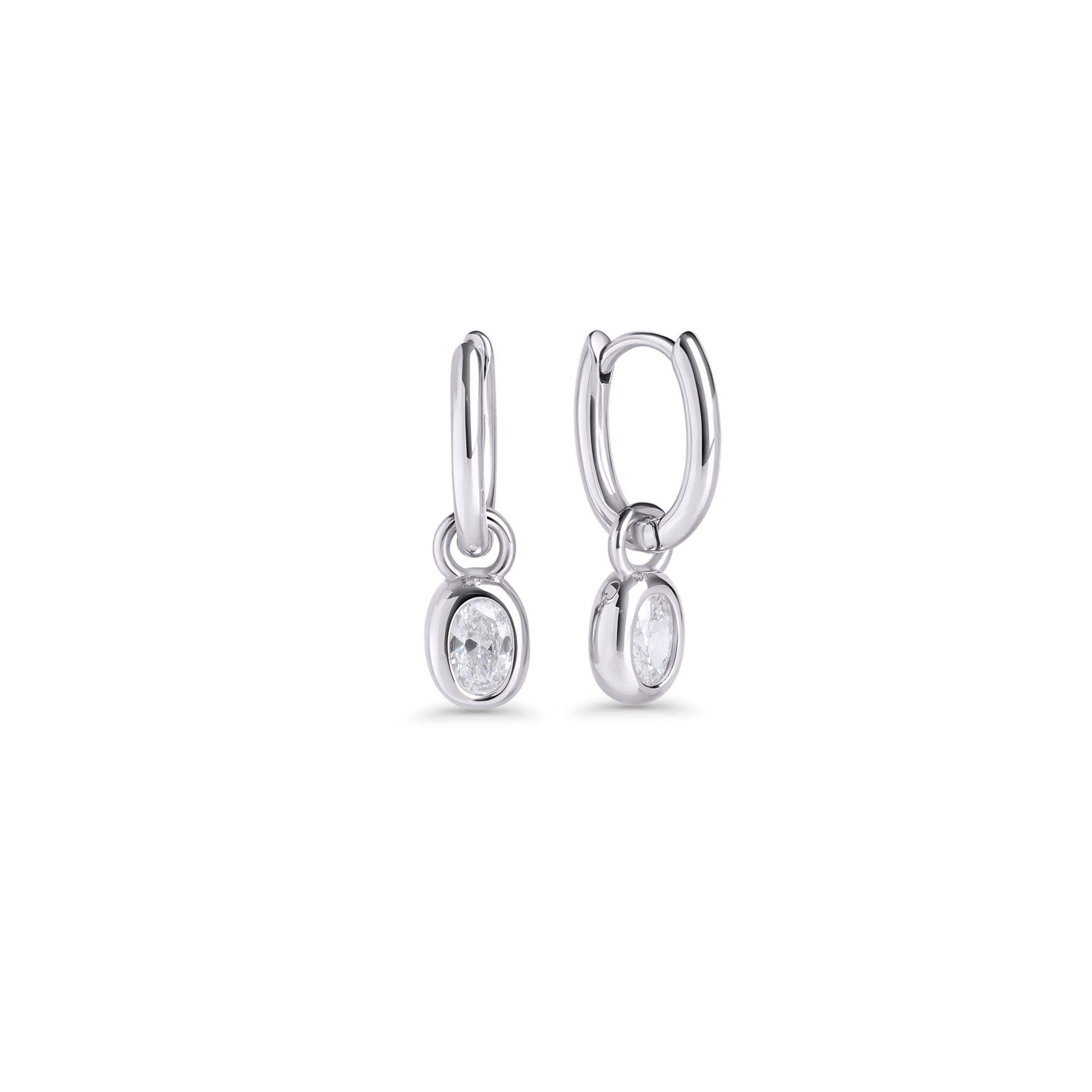 Silver hoop earrings with an oval clear stone pendant on a white background. Waterproof jewelry by Mia Bijoux Canada.
Boucles d'oreilles anneaux argentées avec pendentif serti d'une pierre transparente ovale sur fond blanc. Bijoux résistants à l'eau par Mia Bijoux Canada.