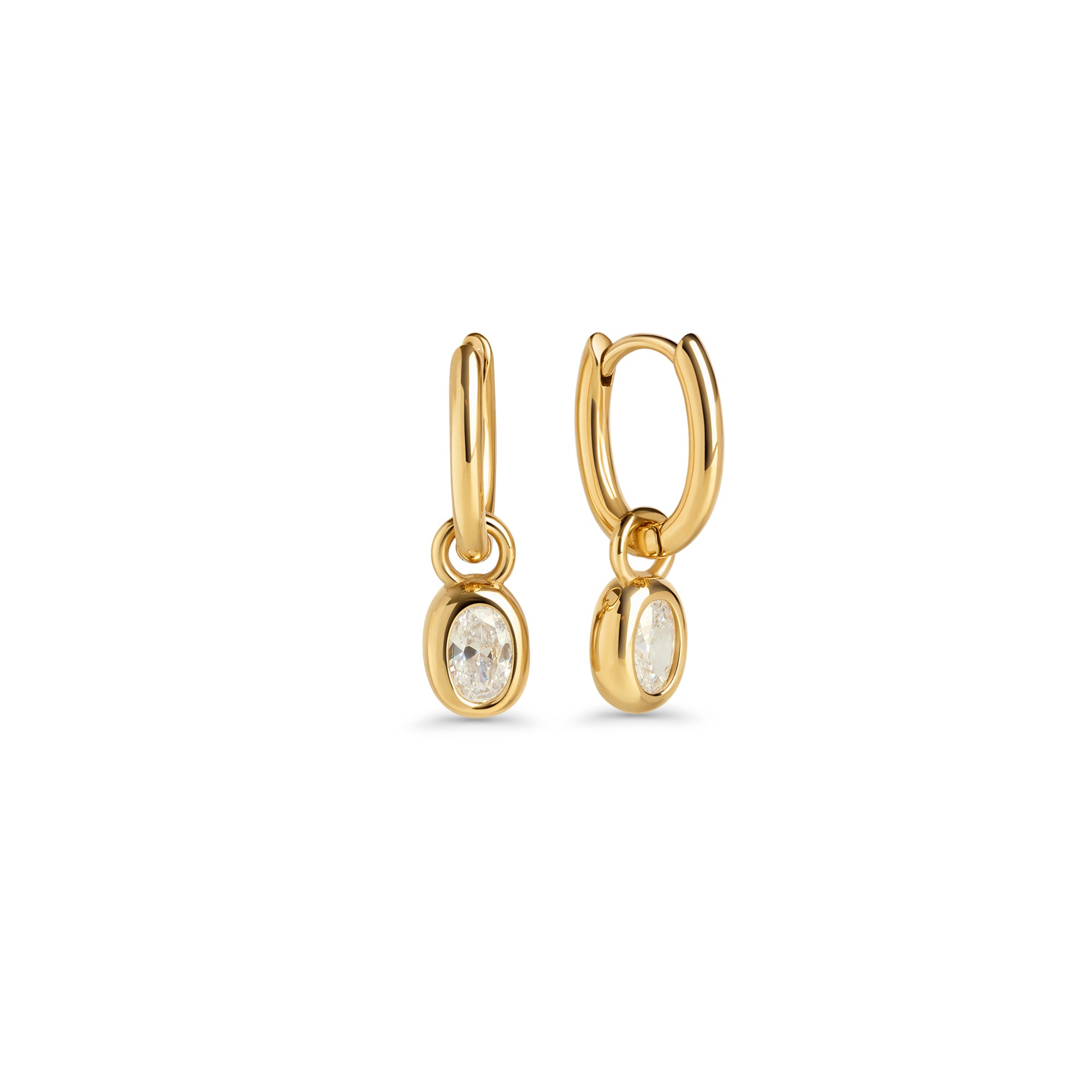 Gold hoop earrings with an oval clear stone pendant on a white background. Waterproof jewelry by Mia Bijoux Canada.
Boucles d'oreilles anneaux dorées avec pendentif serti d'une pierre transparente ovale sur fond blanc. Bijoux résistants à l'eau par Mia Bijoux Canada.