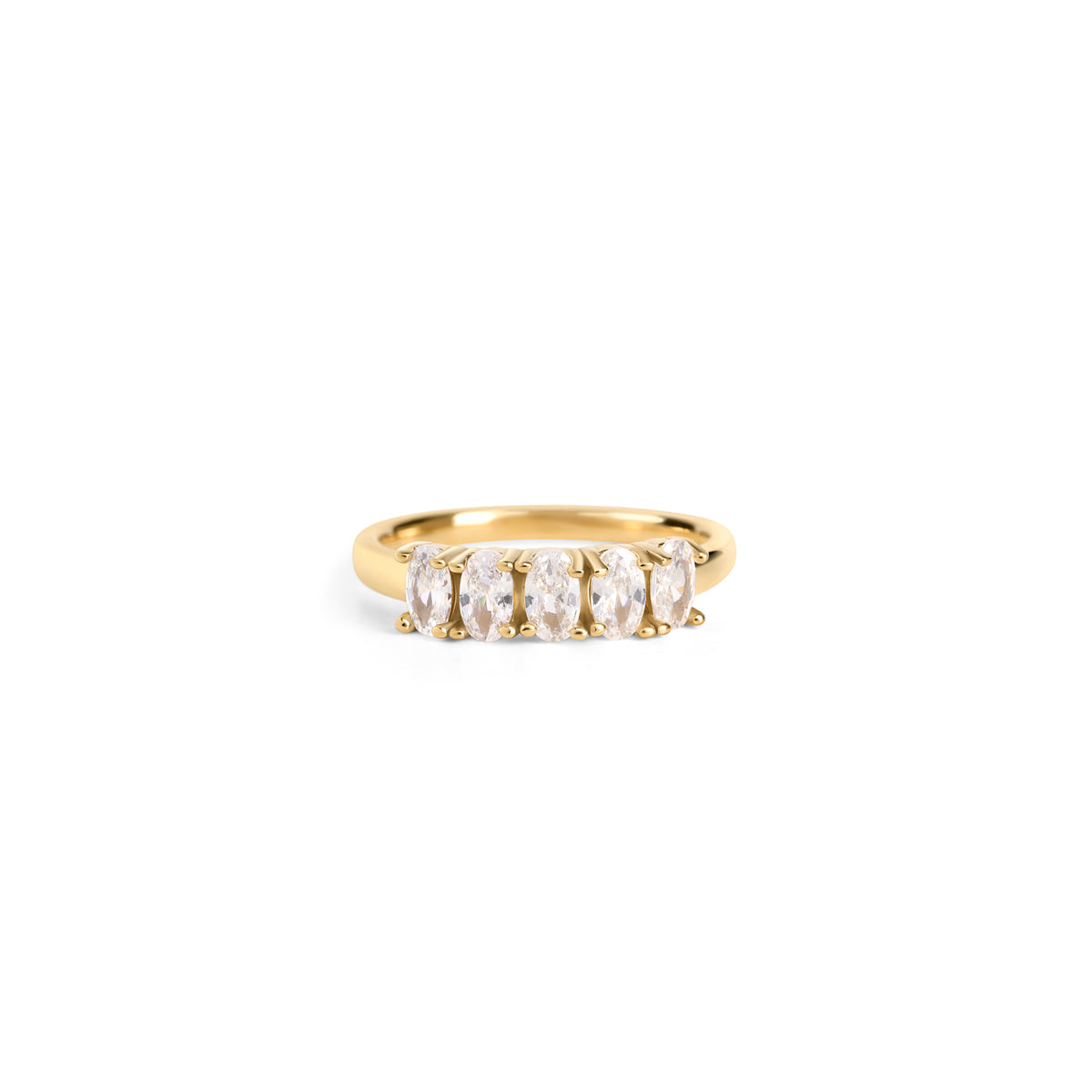 Front view of a delicate gold ring set with a row of oval clear stones on a white background. Nickel-free, waterproof & tarnish-resistant stainless steel ring for sensitive skin, minimalist luxury jewelry by Mia Bijoux Canada.
Vue de face d'une bague délicate dorée sertie d'une rangée de pierres transparentes ovales sur fond blanc. Bague en acier inoxydable sans nickel, résistante à l'eau et anti-ternissement pour peaux sensibles, bijouterie de luxe minimaliste par Mia Bijoux Canada.
