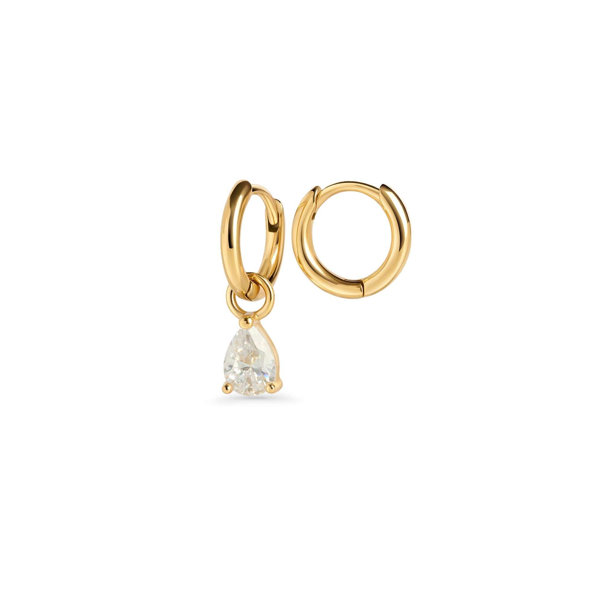 Gold hoop earrings with a pear-cut clear stone pendant on a white background. 2-in-1. Nickel-free and waterproof jewelry by Mia Bijoux Canada.
Boucles d'oreilles anneaux dorées avec pendentif serti d'une pierre transparente taille poire sur fond blanc. 2 en 1. Bijoux sans nickel et résistants à l'eau par Mia Bijoux Canada.