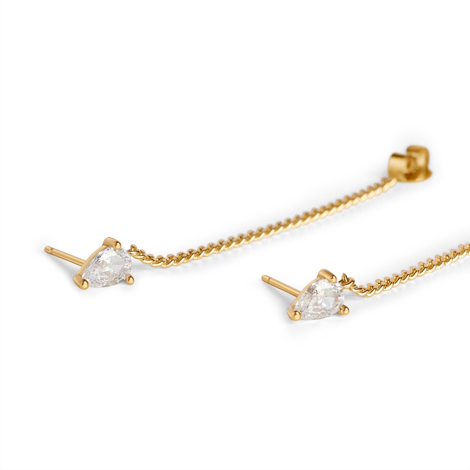 Close-up of a pair of gold chain earrings with pear-cut clear gemstones in prong settings, shown on a clean white background.
Gros plan sur une paire de boucles d'oreilles dorées à chaînette, serties de pierres transparentes taille poire sur griffes, présentées sur fond blanc épuré.