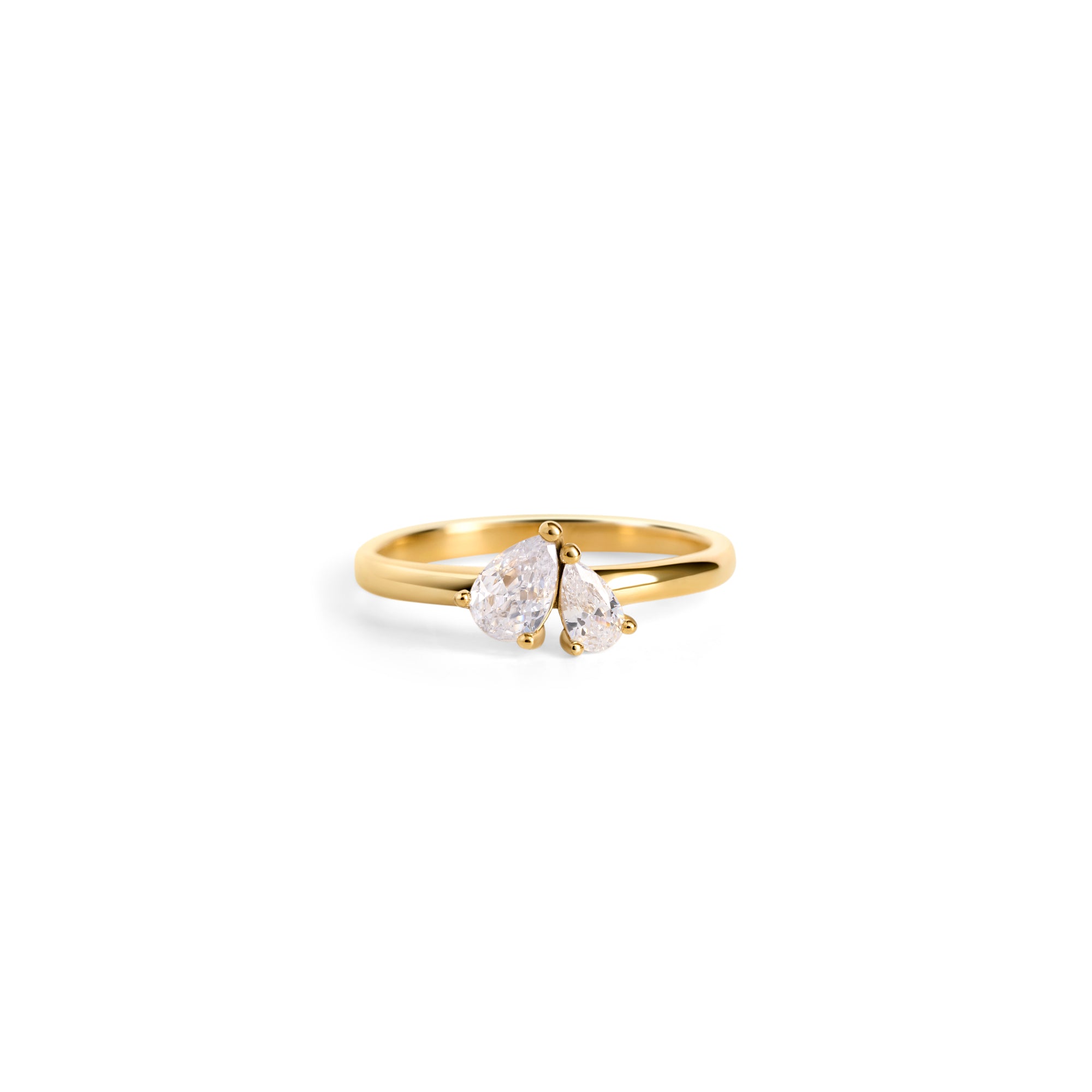 The front of a slim gold ring with two pear-cut clear stones set side by side on a white background. Nickel-free, waterproof & tarnish-resistant stainless steel ring for sensitive skin, minimalist luxury jewelry by Mia Bijoux Canada.
Vue de face d'une bague fine dorée sertie de deux pierres transparentes taille poire côte à côte sur fond blanc. Bague en acier inoxydable sans nickel, résistante à l'eau et anti-ternissement pour peaux sensibles, bijouterie de luxe minimaliste par Mia Bijoux Canada.