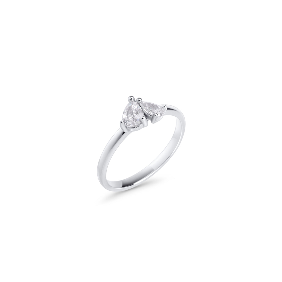 Slim silver ring with two pear-cut clear stones set side by side on a white background. Nickel-free, waterproof & tarnish-resistant stainless steel ring for sensitive skin, minimalist luxury jewelry by Mia Bijoux Canada.
Bague fine argentée sertie de deux pierres transparentes taille poire côte à côte sur fond blanc. Bague en acier inoxydable sans nickel, résistante à l'eau et anti-ternissement pour peaux sensibles, bijouterie de luxe minimaliste par Mia Bijoux Canada.