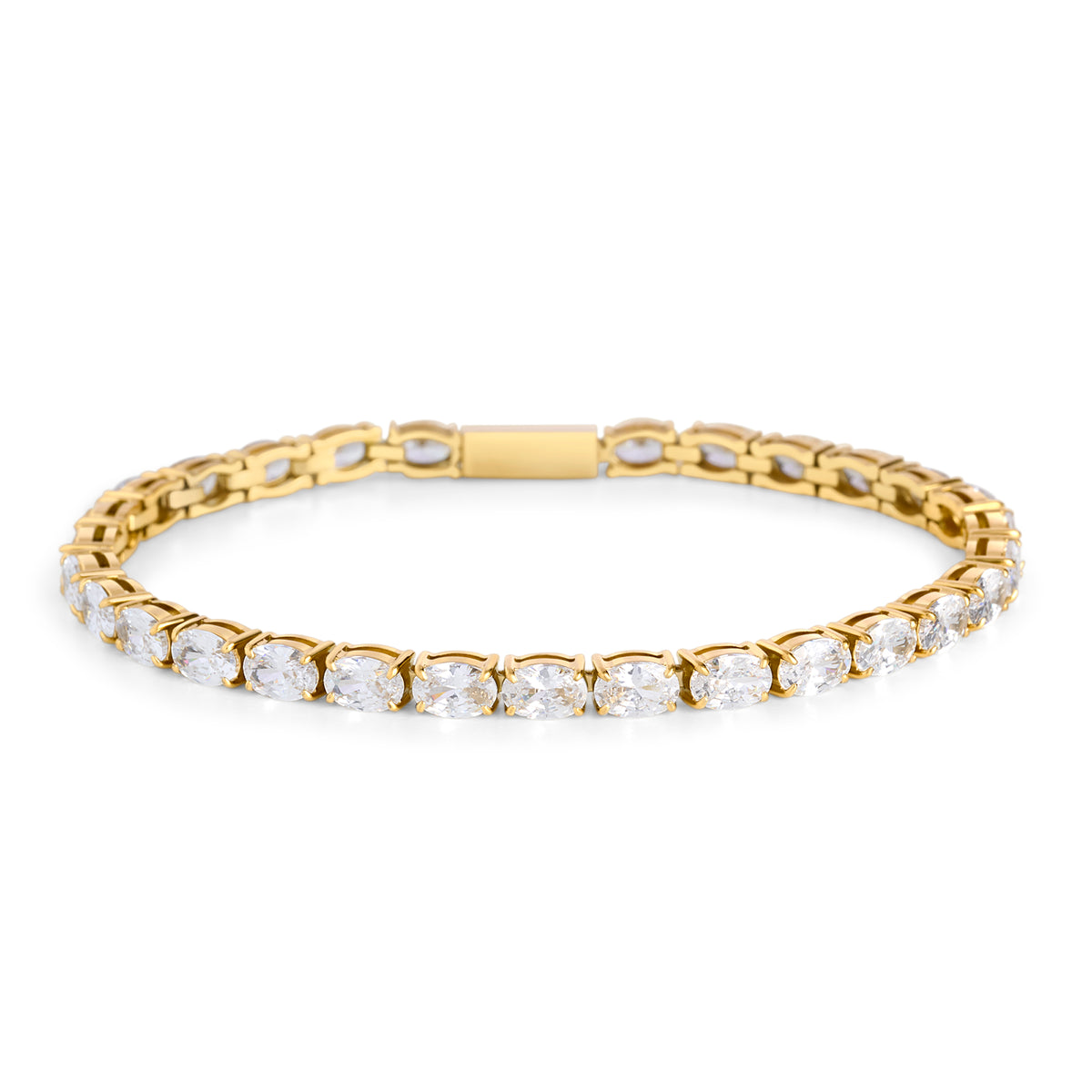 A gold tennis bracelet set with a continuous row of oval clear stones, shown on a clean white background. Waterproof, stainless steel and allergy free. By MIAJWL.
Bracelet tennis doré serti d'une rangée continue de pierres transparentes ovales, présenté sur fond blanc épuré. Résistant à l'eau, en acier inoxydable et hypoallergénique. Par MIAJWL.