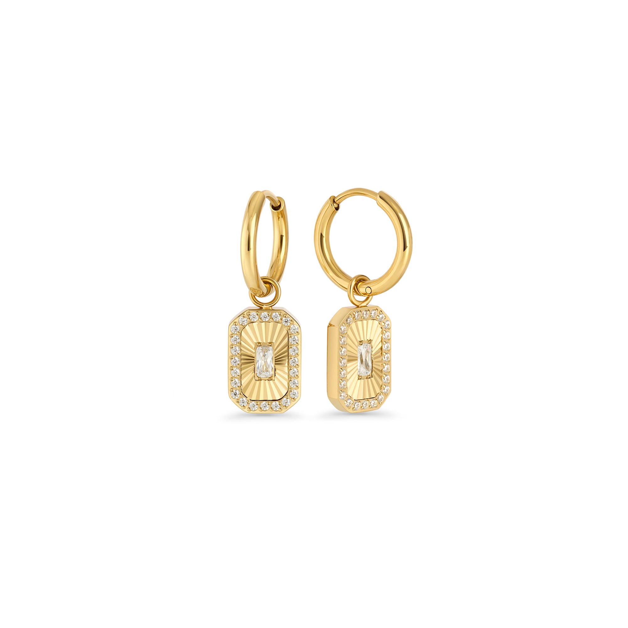 Gold hoop earrings with a rectangular octagonal pendant featuring a fluted sunburst center and baguette cubic zirconia on a white background. Nickel-free and waterproof jewelry by Mia Bijoux Canada.
Boucles d'oreilles anneaux dorées avec pendentif rectangulaire octogonal à motif rayonnant strié et zircon taille baguette sur fond blanc. Bijoux sans nickel et résistants à l'eau par Mia Bijoux Canada.