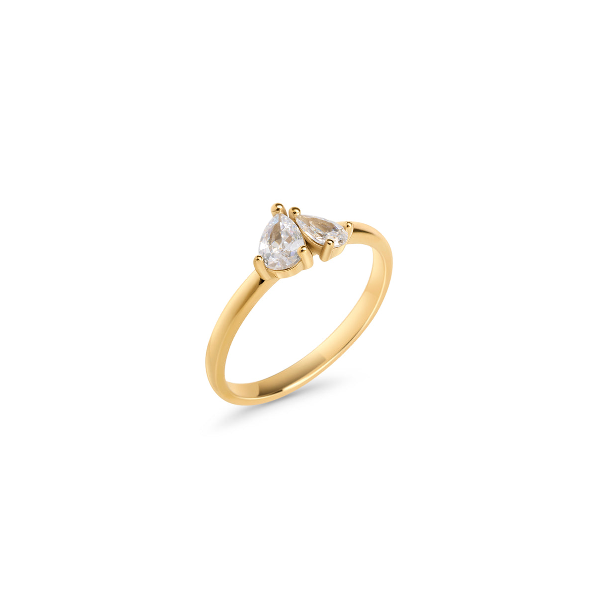 Slim gold ring with two pear-cut clear stones set side by side on a white background. Nickel-free, waterproof & tarnish-resistant stainless steel ring for sensitive skin, minimalist luxury jewelry by Mia Bijoux Canada.
Bague fine dorée sertie de deux pierres transparentes taille poire côte à côte sur fond blanc. Bague en acier inoxydable sans nickel, résistante à l'eau et anti-ternissement pour peaux sensibles, bijouterie de luxe minimaliste par Mia Bijoux Canada.