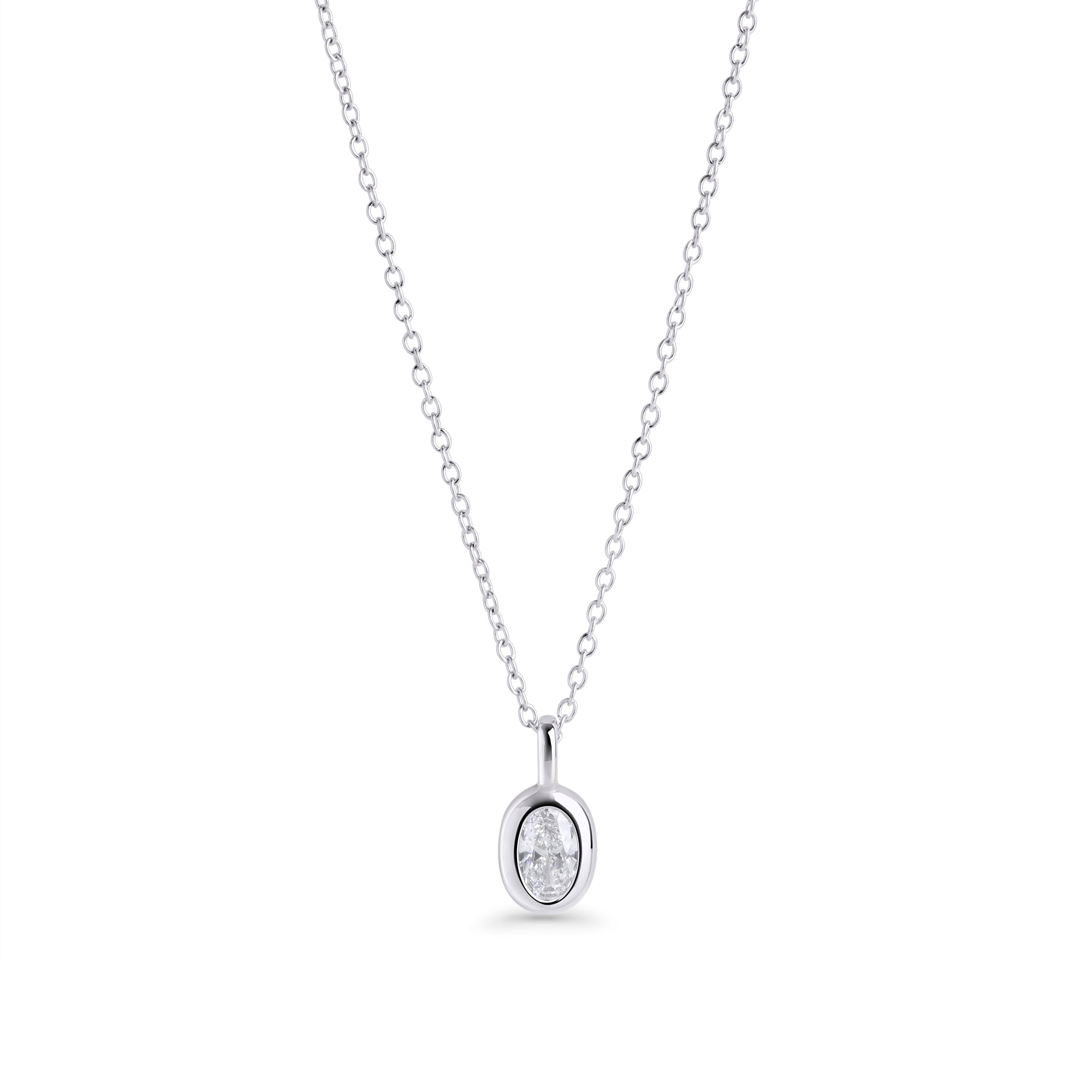 A silver chain necklace with a small oval clear stone pendant, shown on a clean white background. Waterproof, stainless steel and allergy free. By MIAJWL.
Collier à chaîne argentée avec petit pendentif serti d'une pierre transparente ovale, présenté sur fond blanc épuré. Résistant à l'eau, en acier inoxydable et hypoallergénique. Par MIAJWL.