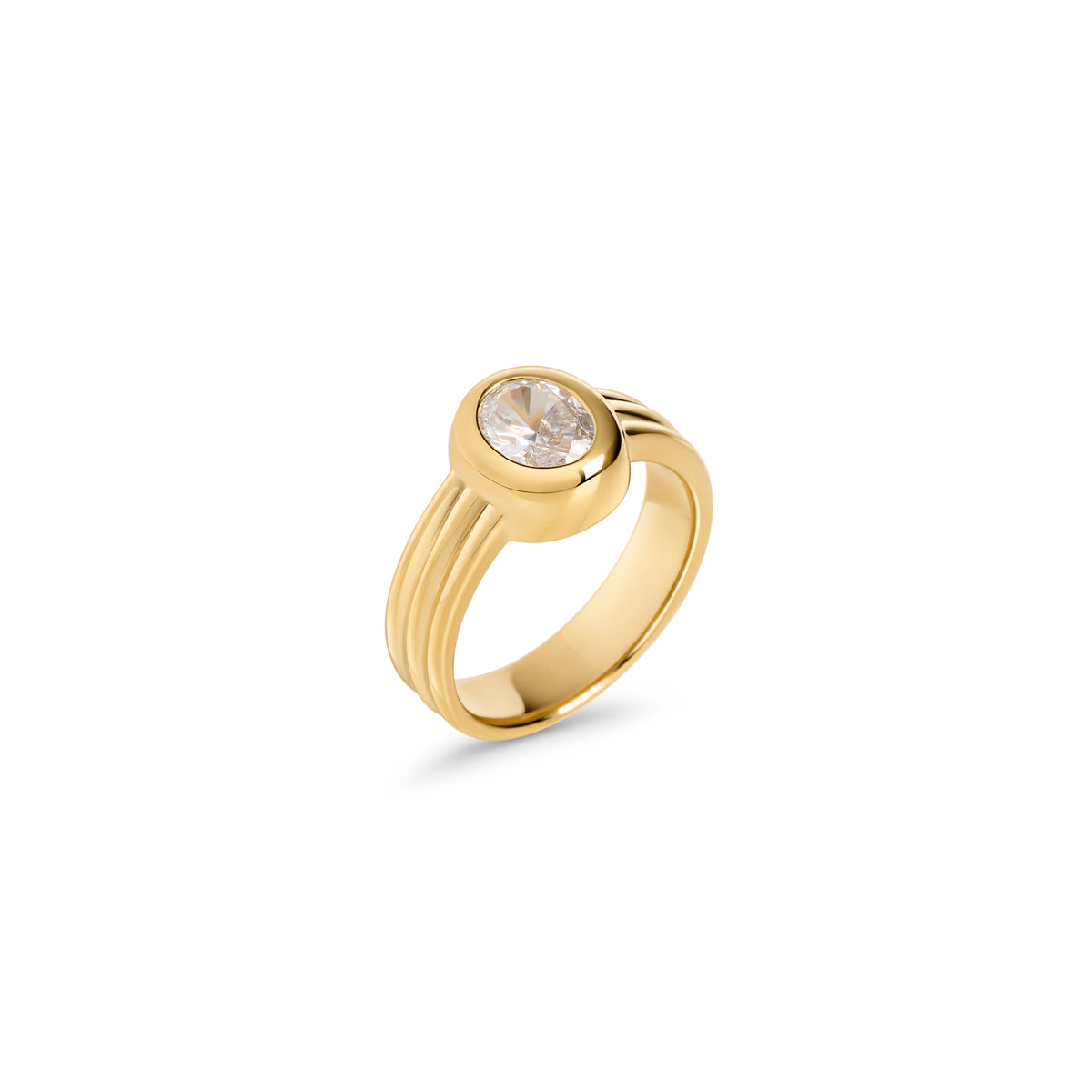 Gold ring with a round clear stone and a ridged band on a white background. Nickel-free, waterproof & tarnish-resistant stainless steel ring for sensitive skin, minimalist luxury jewelry by Mia Bijoux Canada.
Bague dorée sertie d'une pierre transparente ronde, à anneau strié, sur fond blanc. Bague en acier inoxydable sans nickel, résistante à l'eau et anti-ternissement pour peaux sensibles, bijouterie de luxe minimaliste par Mia Bijoux Canada.