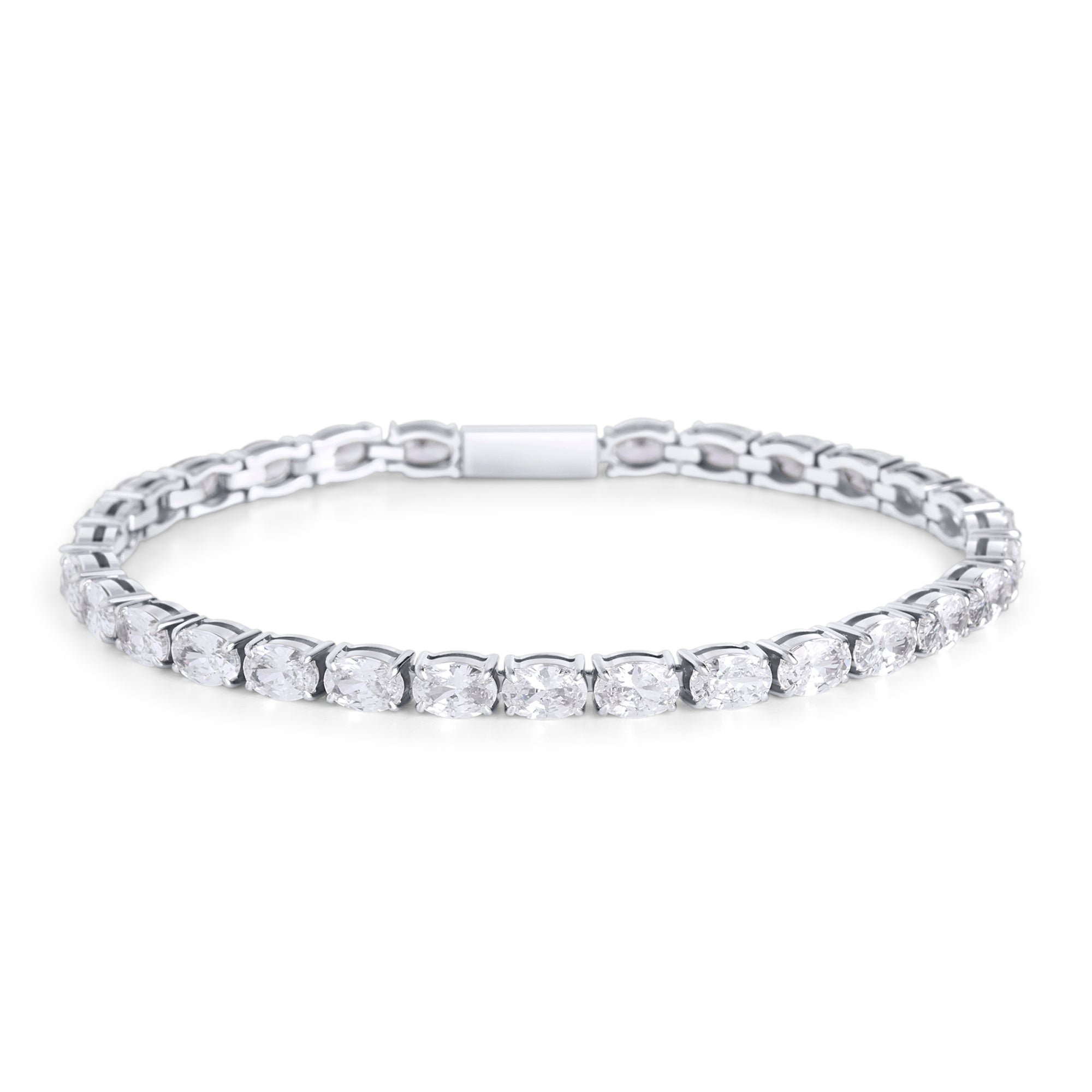 A silver tennis bracelet set with a continuous row of oval clear stones, shown on a clean white background. Waterproof, stainless steel and allergy free. By MIAJWL.

Bracelet tennis argenté serti d'une rangée continue de pierres transparentes ovales, présenté sur fond blanc épuré. Résistant à l'eau, en acier inoxydable et hypoallergénique. Par MIAJWL.