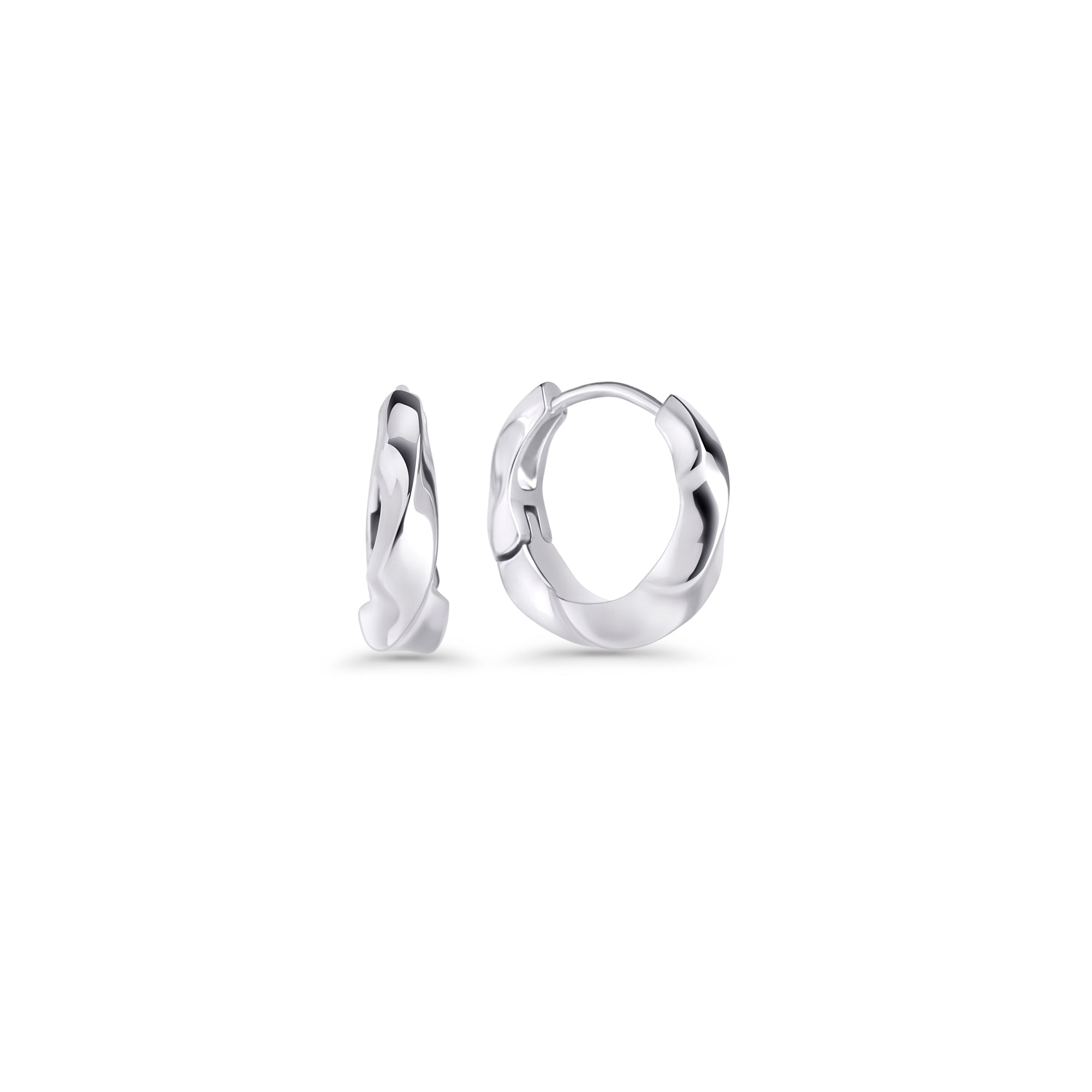 Polished silver huggie hoop earrings with a twisted braid design on a white background. Nickel-free, waterproof & tarnish-resistant stainless steel earrings for sensitive skin, minimalist luxury jewelry by Mia Bijoux Canada.

Boucles d'oreilles anneaux argentées polies au design torsadé sur fond blanc. Boucles d'oreilles en acier inoxydable sans nickel, résistantes à l'eau et anti-ternissement pour peaux sensibles, bijouterie de luxe minimaliste par Mia Bijoux Canada.