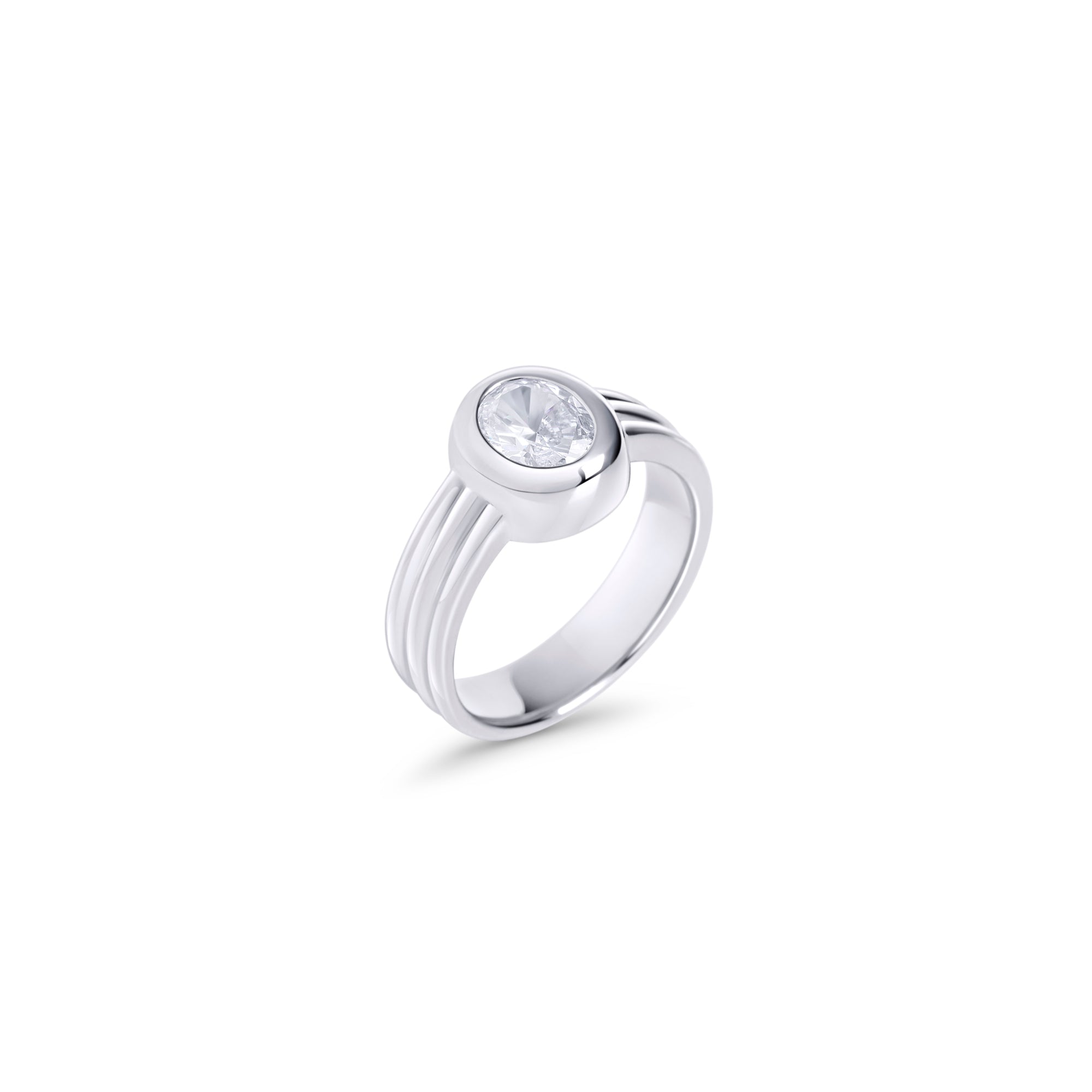 Silver ring with a round clear stone and a ridged band on a white background. Nickel-free, waterproof & tarnish-resistant stainless steel ring for sensitive skin, minimalist luxury jewelry by Mia Bijoux Canada.

Bague argentée sertie d'une pierre transparente ronde, à anneau strié, sur fond blanc. Bague en acier inoxydable sans nickel, résistante à l'eau et anti-ternissement pour peaux sensibles, bijouterie de luxe minimaliste par Mia Bijoux Canada.