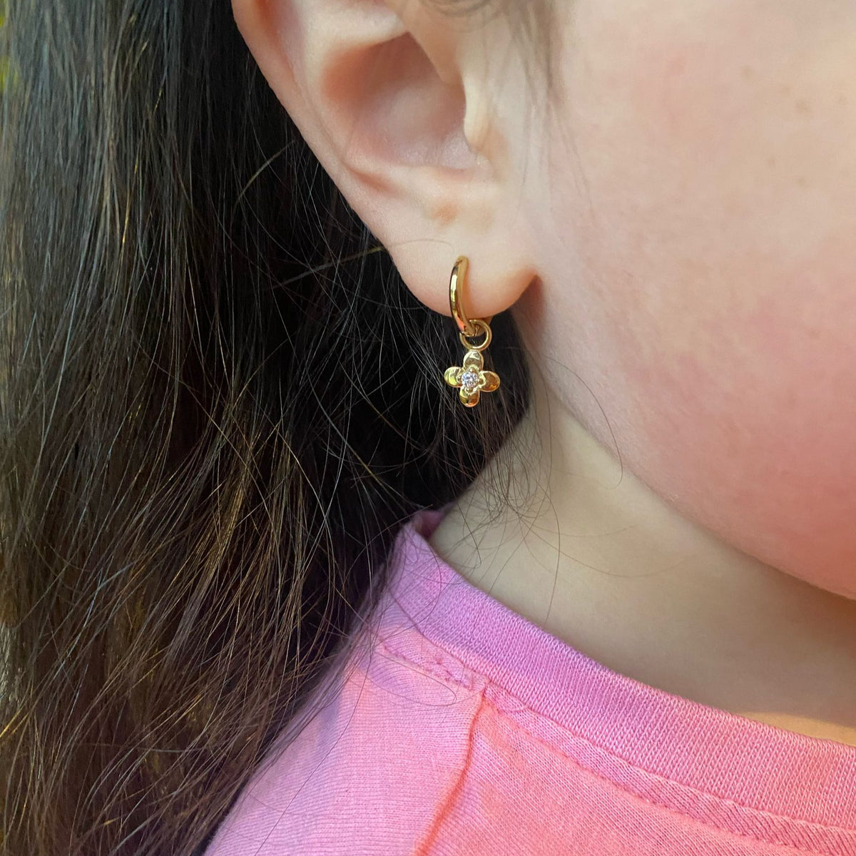 Kids flower pendant huggie earrings for sensitive skin boucles oreilles enfant fille breloque fleur acier inoxydable peau sensible hypoallergènes