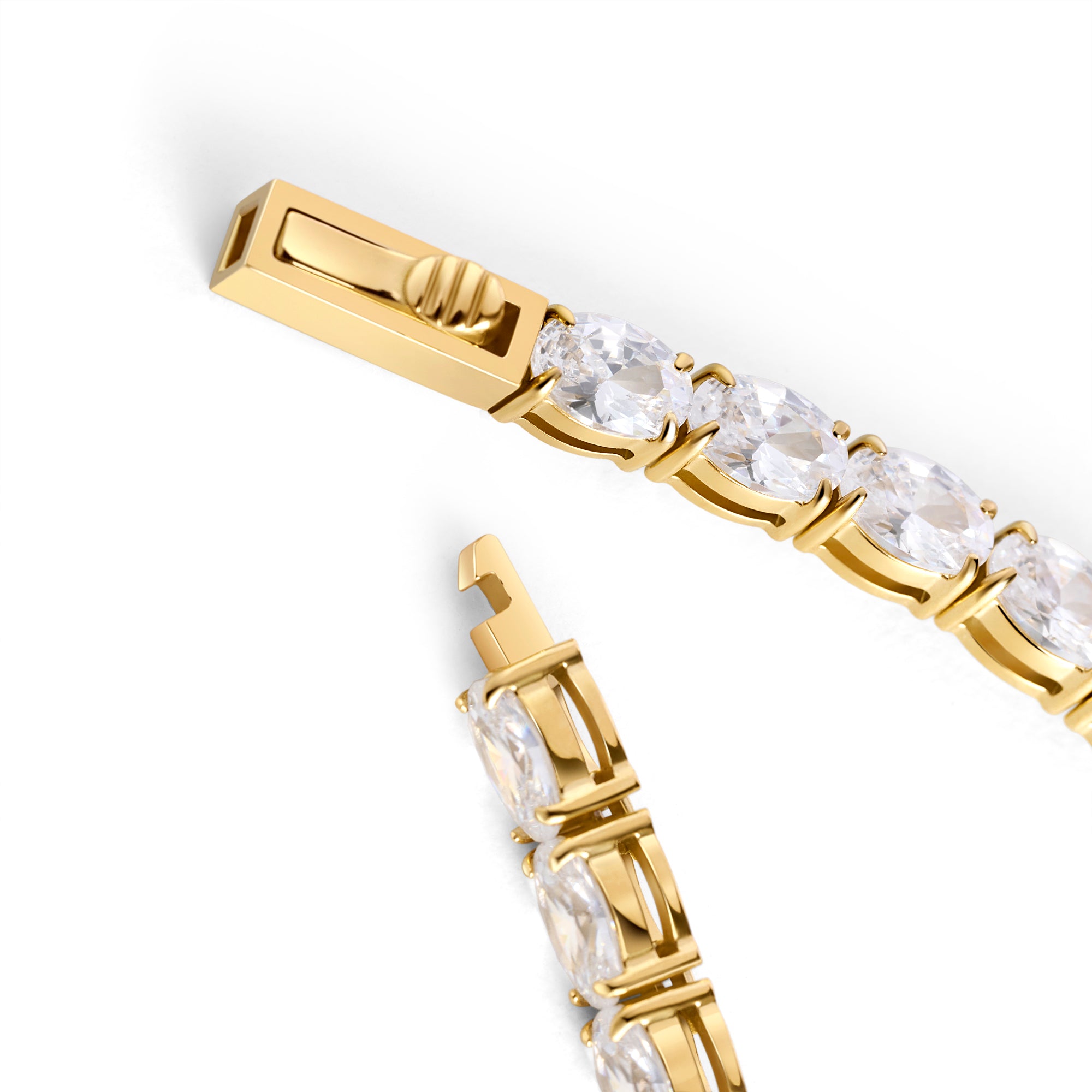Close-up studio shot of a gold tennis bracelet with clear round gemstones, showing the clasp and link details on a white background. Waterproof, stainless steel and allergy free. By MIAJWL.

Photo studio en gros plan d'un bracelet tennis doré serti de pierres transparentes rondes, montrant les détails du fermoir et des maillons sur fond blanc. Résistant à l'eau, en acier inoxydable et hypoallergénique. Par MIAJWL.