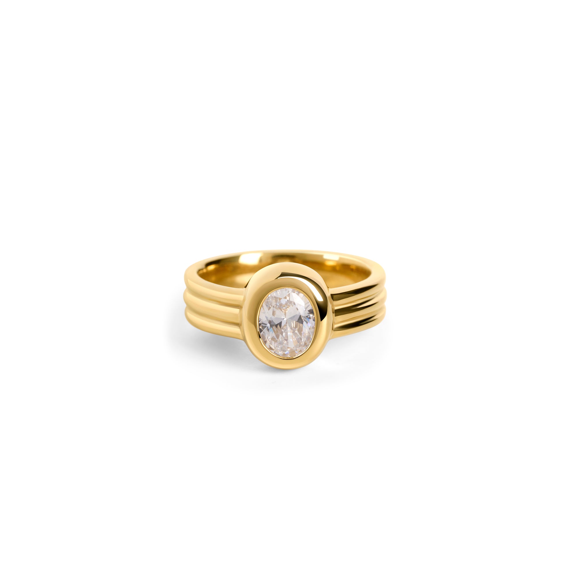 Front view of a gold ring with a round clear stone and a ridged band on a white background. Nickel-free, waterproof & tarnish-resistant stainless steel ring for sensitive skin, minimalist luxury jewelry by Mia Bijoux Canada.

Vue de face d'une bague dorée sertie d'une pierre transparente ronde, à anneau strié, sur fond blanc. Bague en acier inoxydable sans nickel, résistante à l'eau et anti-ternissement pour peaux sensibles, bijouterie de luxe minimaliste par Mia Bijoux Canada.