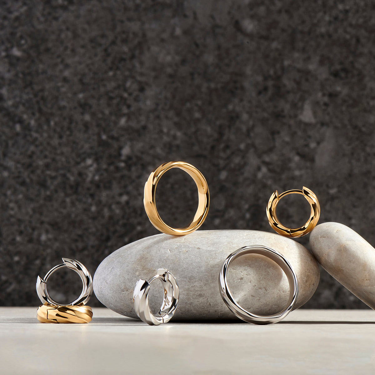 Set of twisted stainless steel twisted huggie earrings and ring MIAJWL ensemble boucles d'oreilles dormeuses et bague torsade acier inoxydable Mia Bijoux